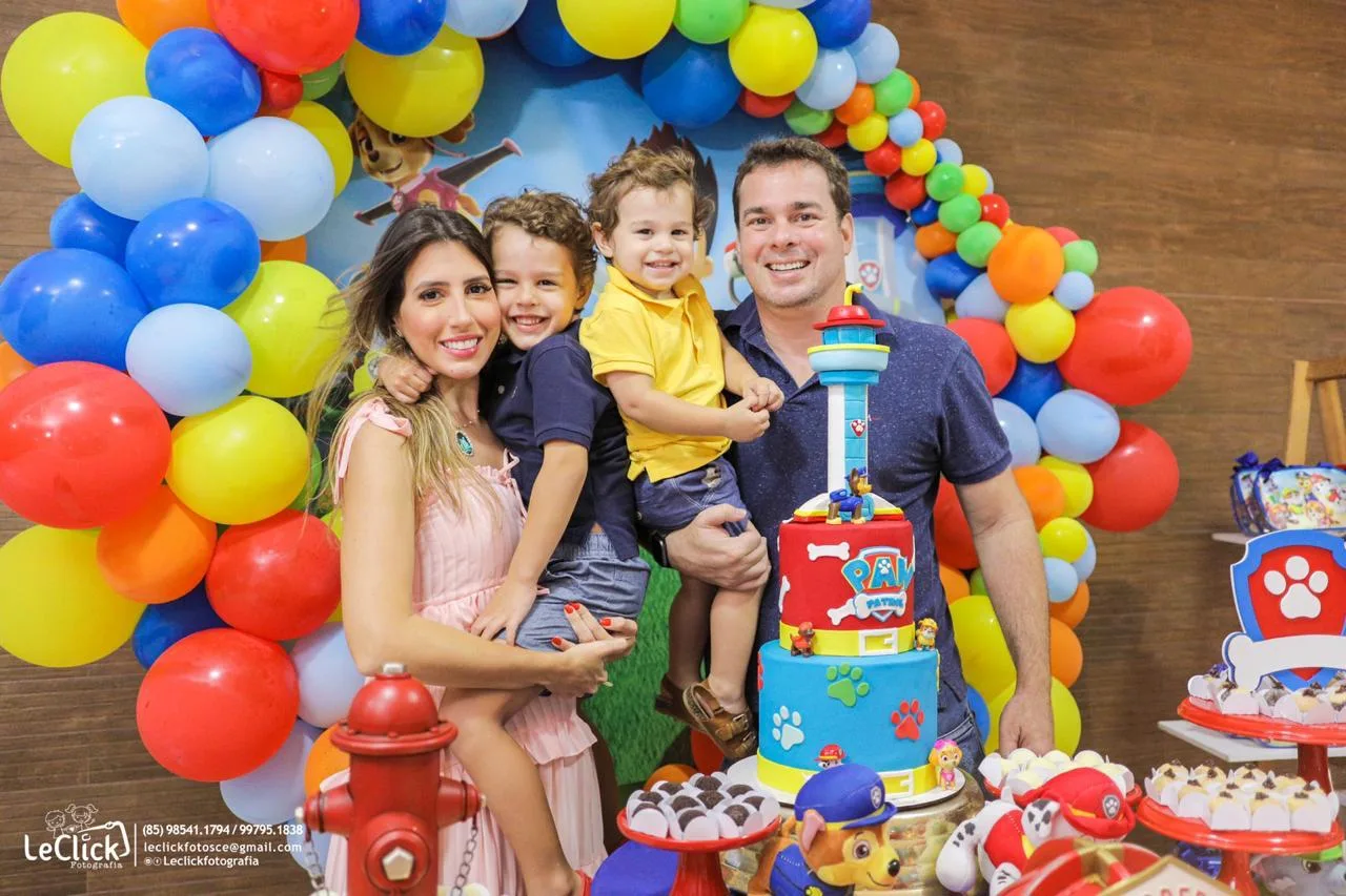 Tayra Romcy e Léo Aguiar assopraram as duas velinhas do Ravi