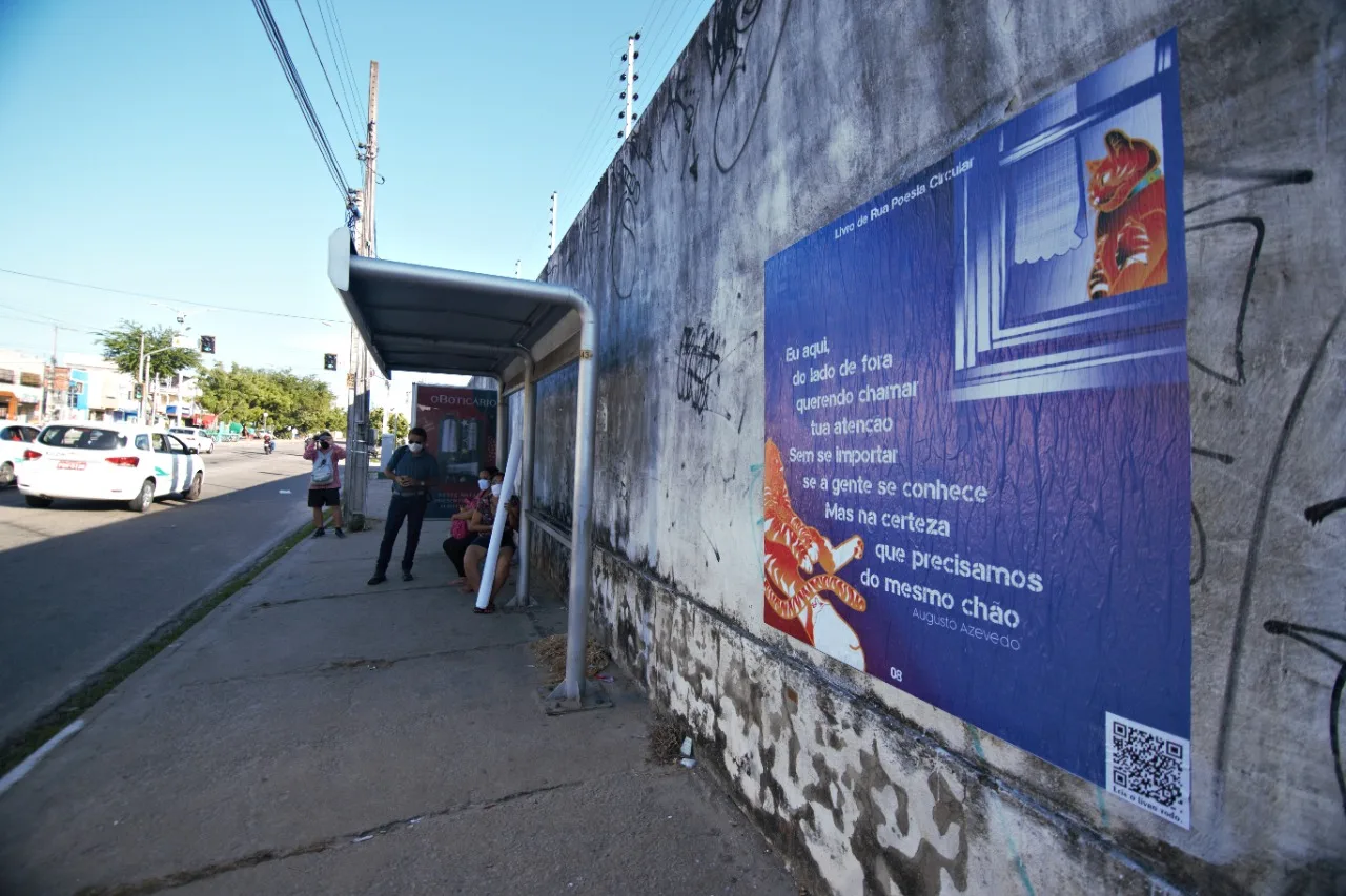 Projeto poético “Livro de Rua” exibe poemas em locais públicos de Fortaleza