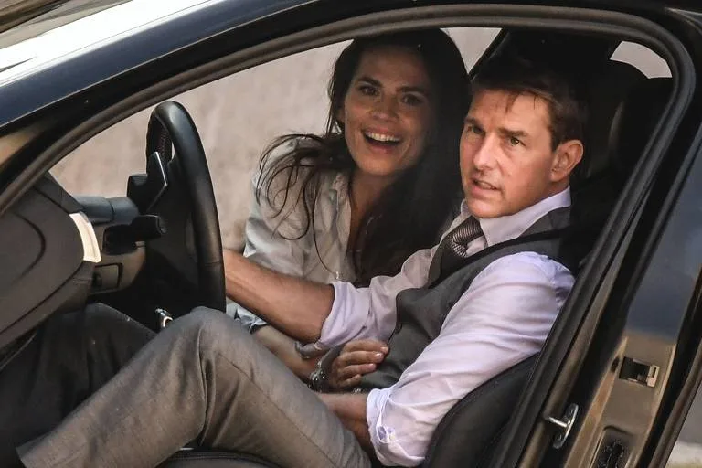 Tom Cruise namora Hayley Atwell, parceira de cena em 'Missão: Impossível 7', diz jornal