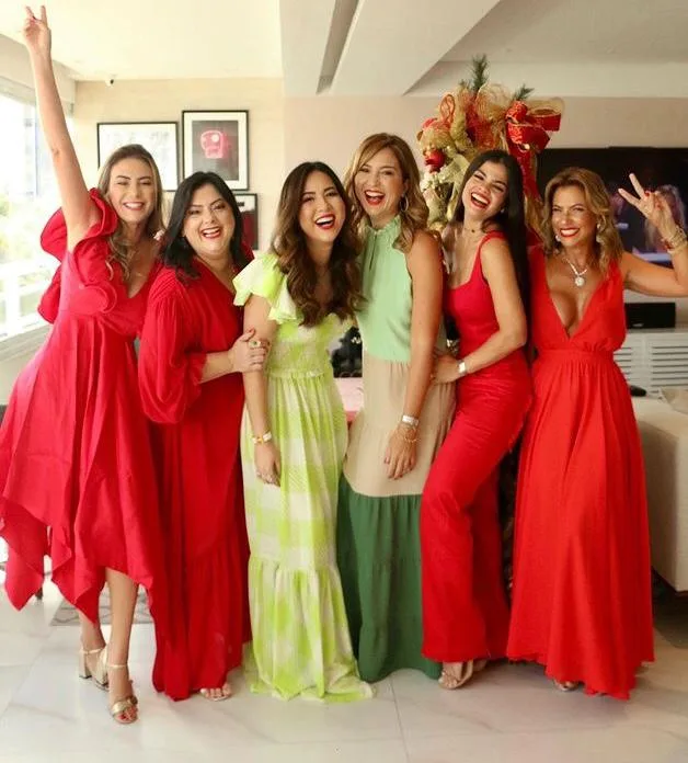 Carol Yamazaki recebe grupo de amigas para confraternização