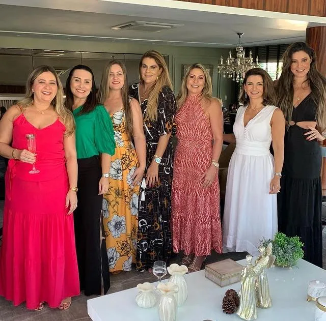 Deborah Barra ganha os parabéns em animado almoço