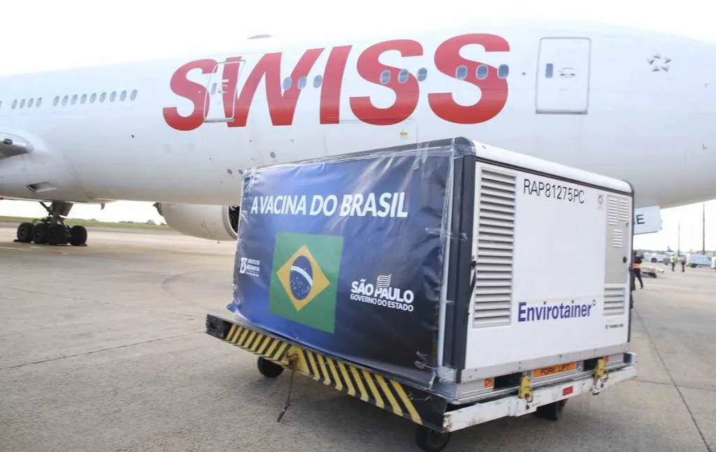 Maior lote de vacinas Coronavac chega ao país