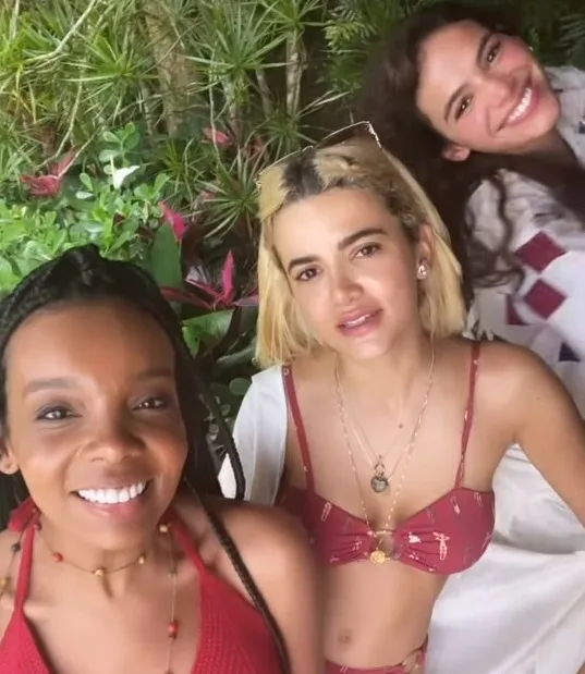 Bruna Marquezine viaja com Manu Gavassi, Thelma e Rafa Kalimann para Réveillon em ilha
