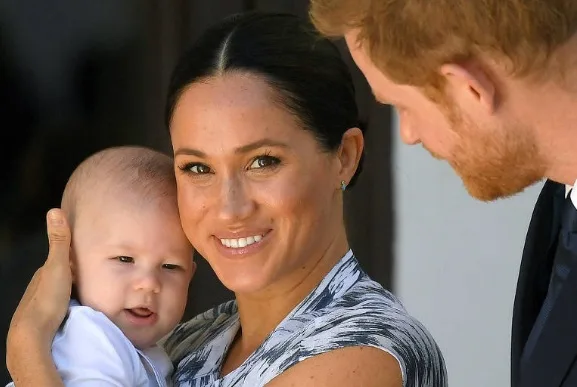 Filho do príncipe Harry e Meghan, Archie chama atenção por sotaque americano em podcast