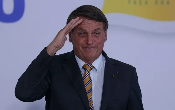 Bolsonaro anuncia aumento do salário mínimo para R$ 1.100