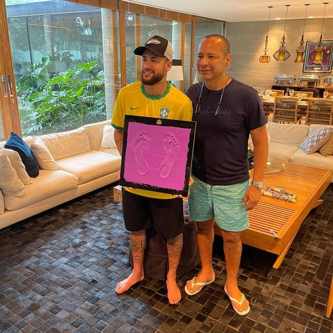 Neymar deixa marca de pegadas para Calçada da Fama do Maracanã