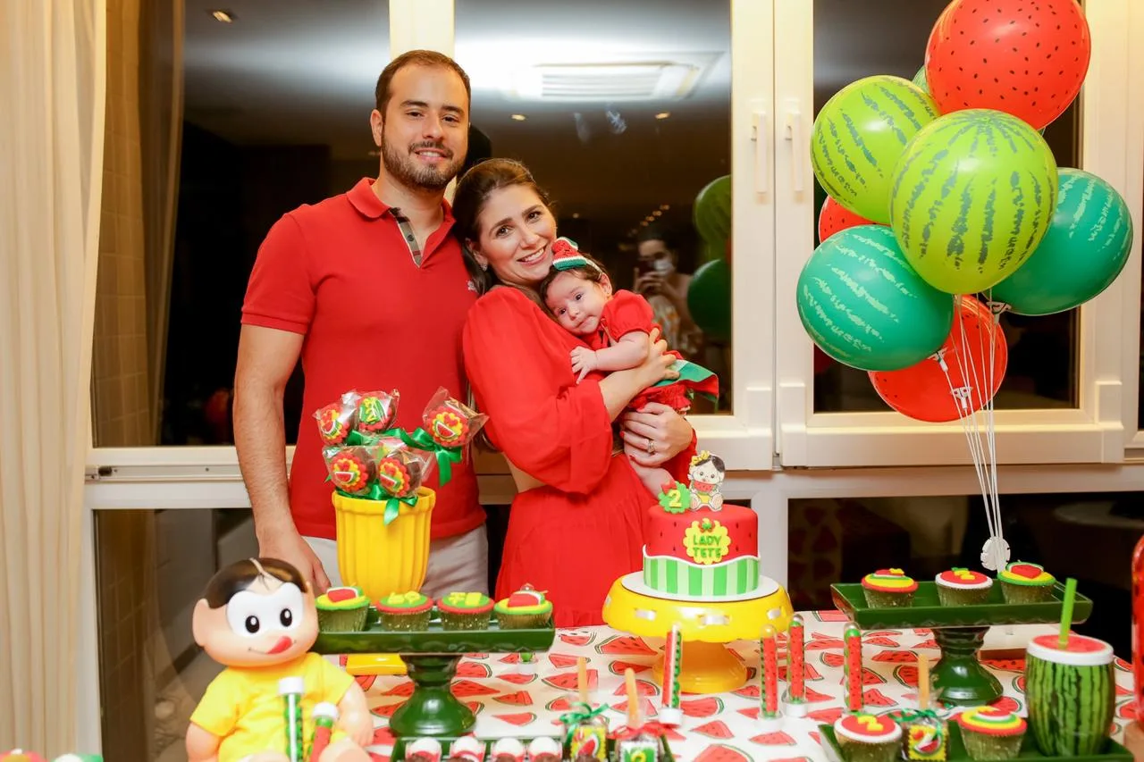 Nathália da Escóssia e Oswaldo Duarte festejam dois meses da filha Maria Thereza
