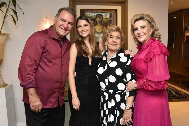 Gabriela da Escóssia festeja a nova idade em jantar familiar