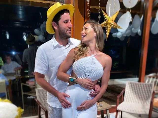 Bruna Waleska e Rodrigo Frota recebem o aviso da cegonha