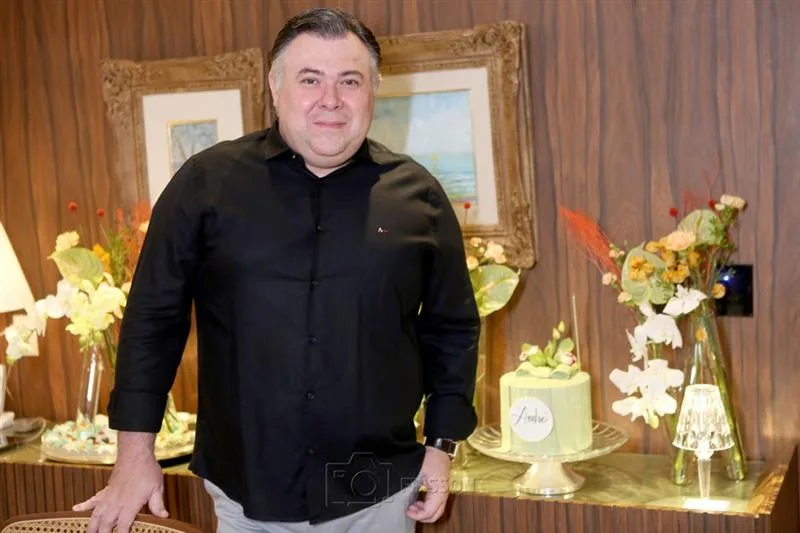 André Monte recebe os parabéns em dinner intimista