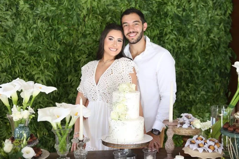 Lara Ximenes e Demétrio Dibe oficializam noivado