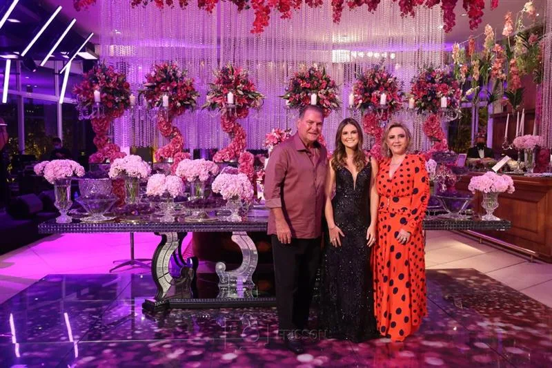 Gabriela da Escóssia festeja seus 18 anos em balada com familiares