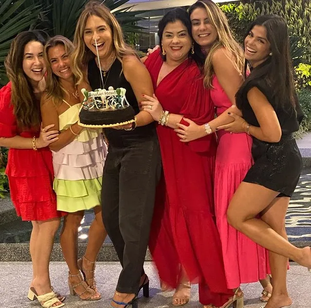 Happy birthday de Marcella Laura foi com turma de amigas