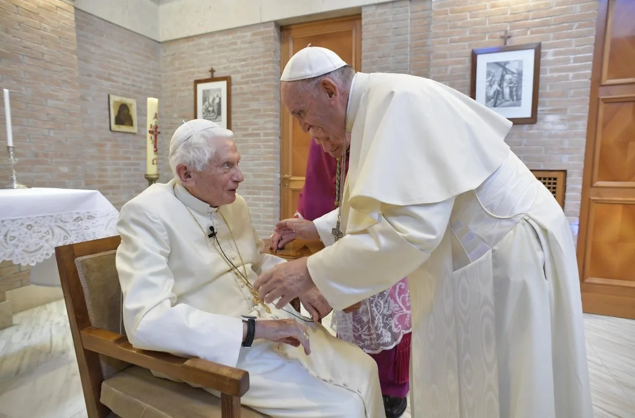 Papa Francisco e papa emérito Bento XVI tomam primeira dose da vacina contra Covid-19