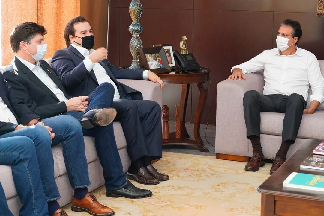 Camilo Santana recebe visita de Rodrigo Maia e de candidato à presidência da Câmara, Baleia Rossi