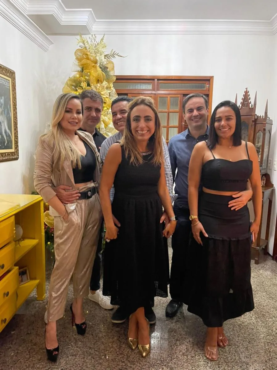 Mabel e Paulo Henrique Portela armam jantar com casais de amigos