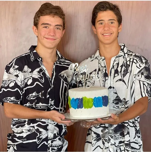 Jeritza e Rodolfo Licurgo festejam os 15 anos dos filhos Pedro e Gustavo