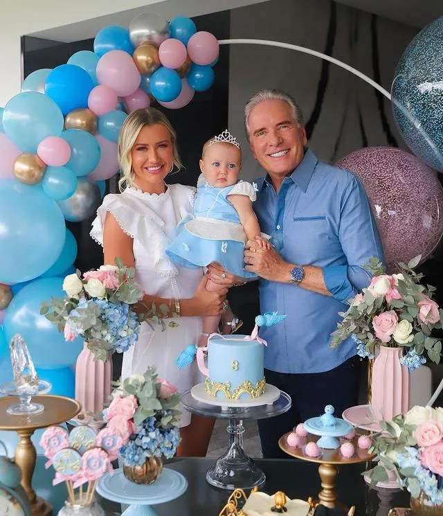 Ana Paula Siebert e Roberto Justus comemoram 8 meses da filha Vicky