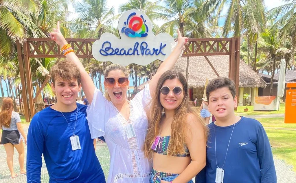 Priscila Freire curte férias com a família no Beach Park