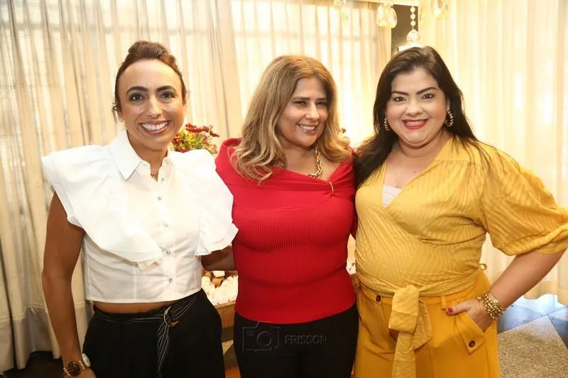 Montiele Arruda ganha os parabéns em festa articulada pelas amigas