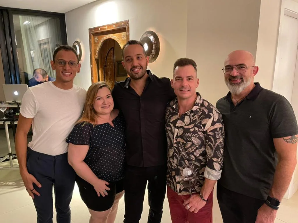 Igor Brito festeja novo ciclo em noite intimista