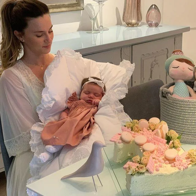 Laime Paz e Lucas Câmara celebram primeiro mesversário da Alice