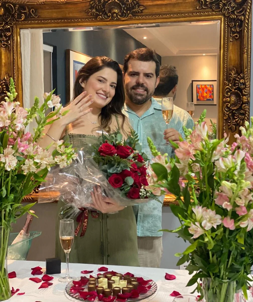 Lara Mesquita e Eduardo Cruz noivam em momento romântico