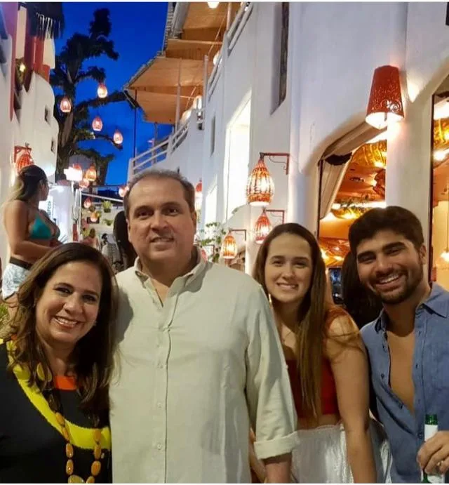 Martinha e George Assunção curtem férias com os filhos