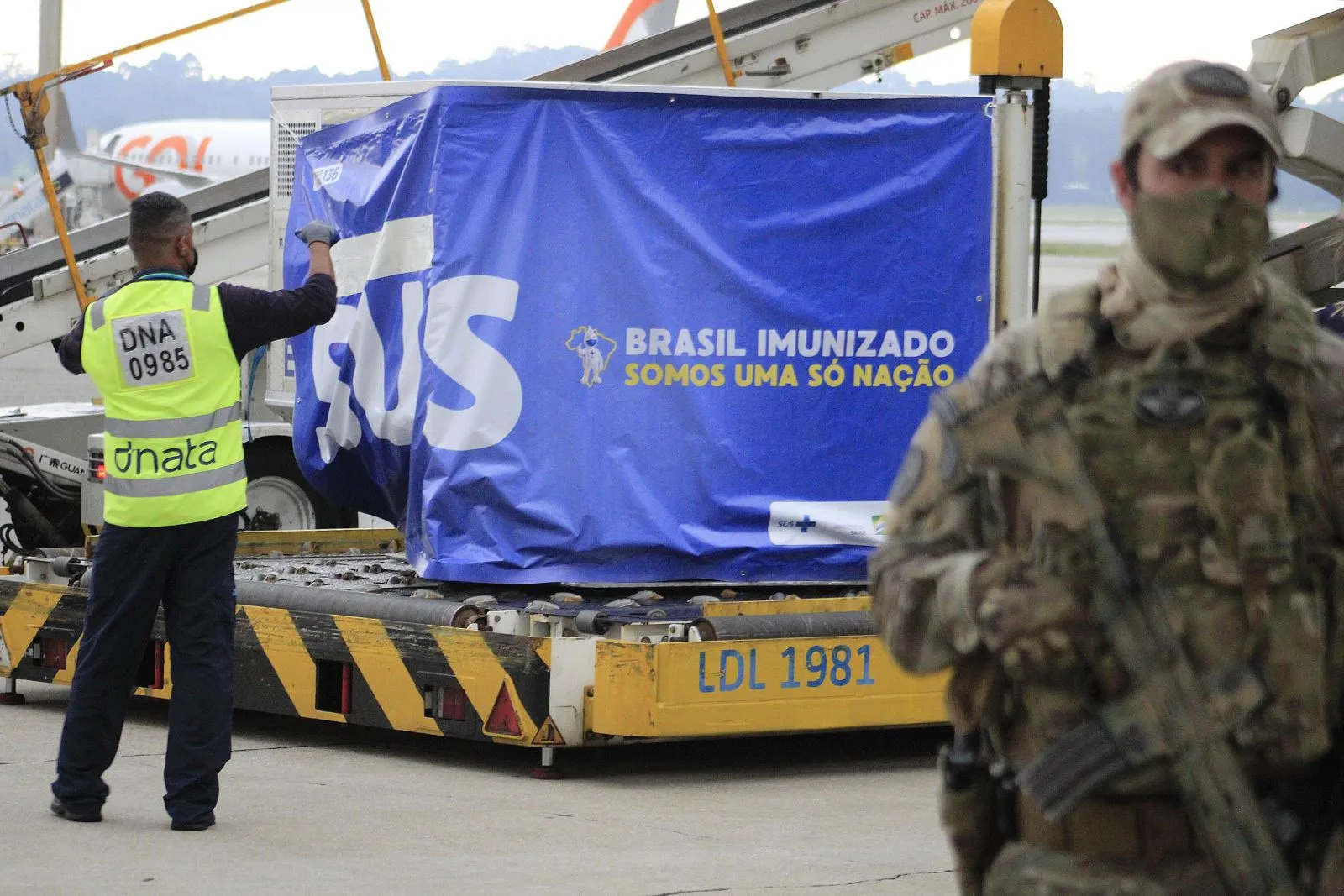 Avião com 2 milhões de doses da Índia chega a São Paulo
