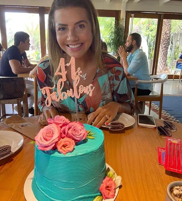 Anelisa Barreira assopra velinhas com alegria