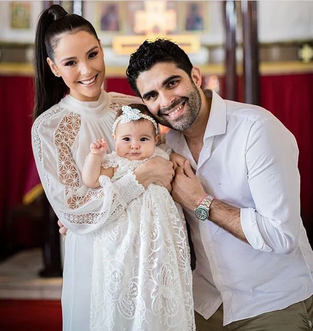 Mariana Vasconcelos e Eliseu Becco batizam a filha Laura