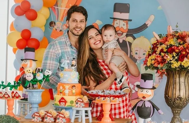 Kamilla Salgado e Eliéser Ambrósio festejam o quarto mesversário do Bento