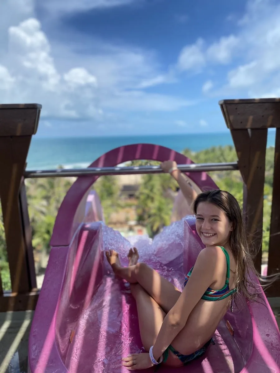Letícia Braga, atriz do DPA, curte férias no Beach Park