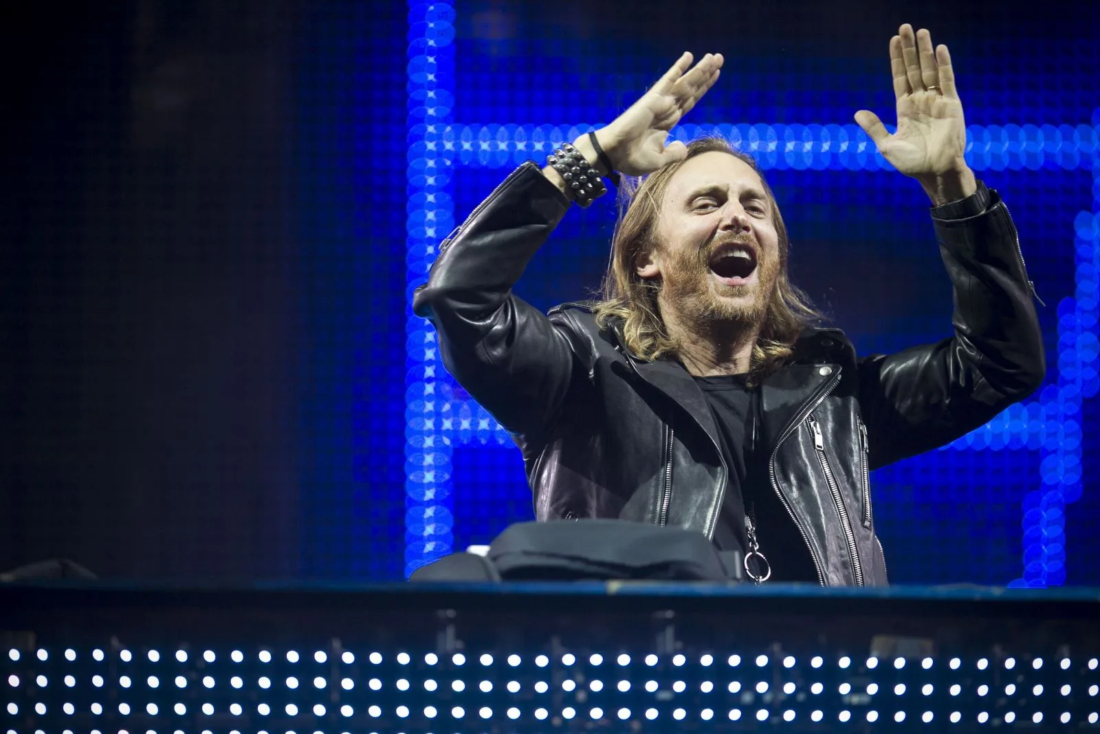 Após show no Louvre, David Guetta faz live beneficente em cartão-postal de Dubai