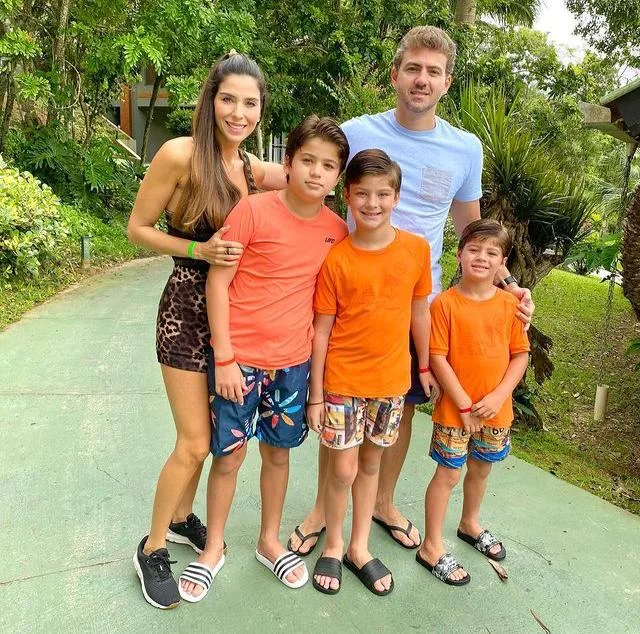 Marina Rola e Roberto Oliveira curtem temporada de férias