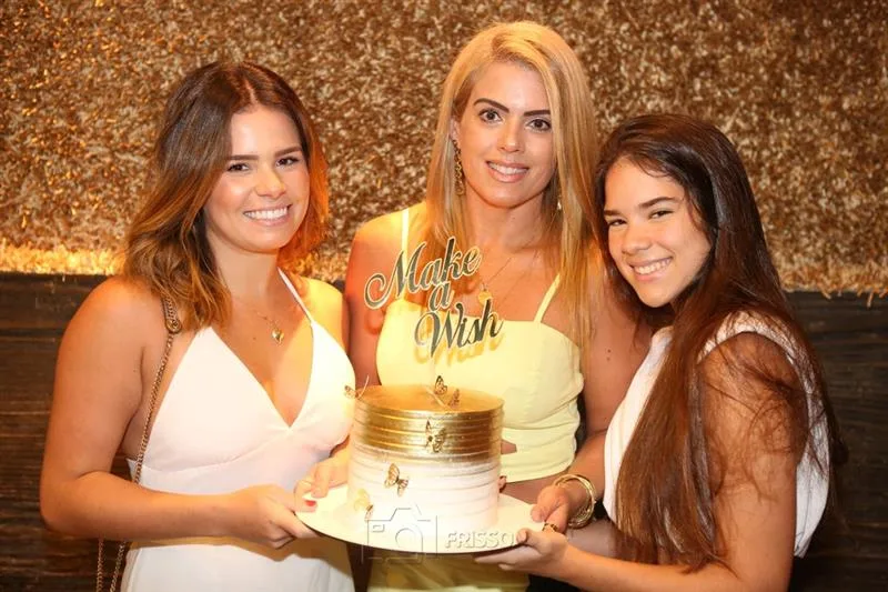 Letícia Studart ganha happy birthday de turma de amigas