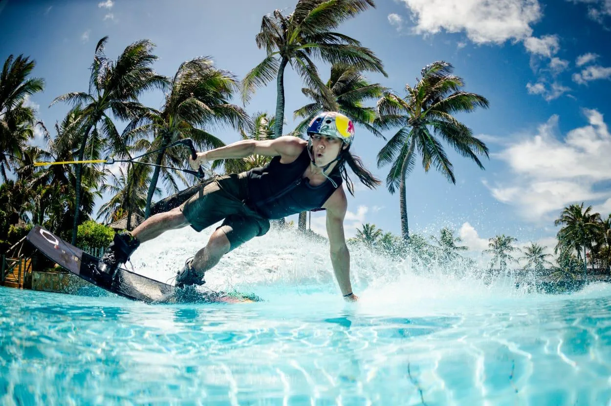 Pedro Caldas transforma o Beach Park em arena de wakeboard