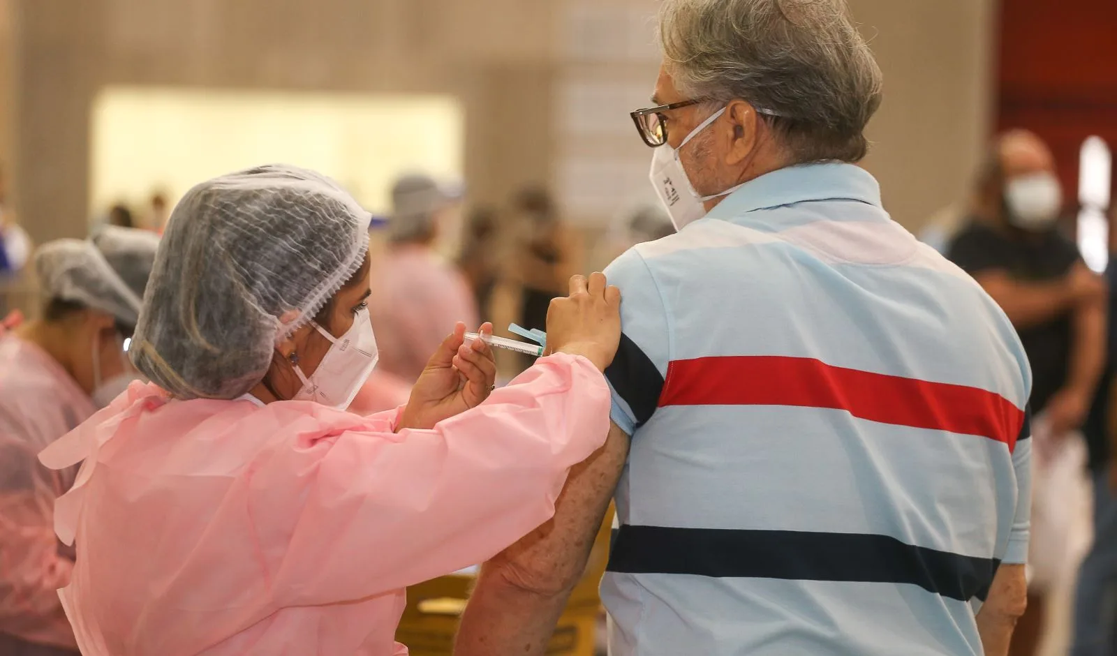 Apenas profissionais da rede hospitalar serão vacinados no Centro de Eventos até o próximo domingo