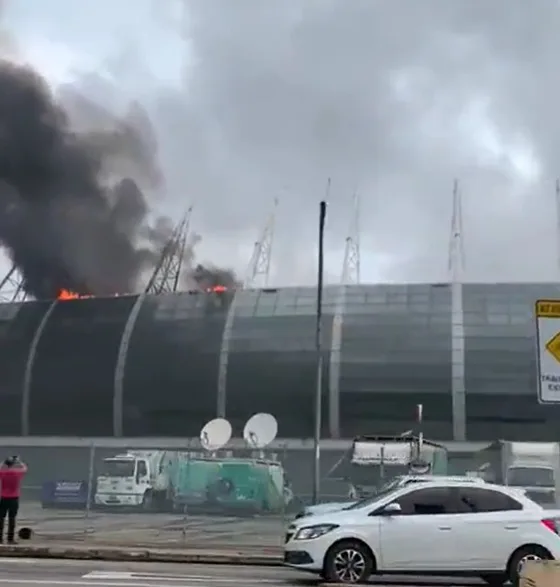 Incêndio atinge Arena Castelão, neste sábado