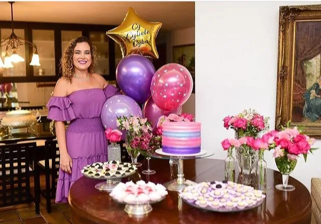 Cybele Campos celebra aniversário em festa intimista