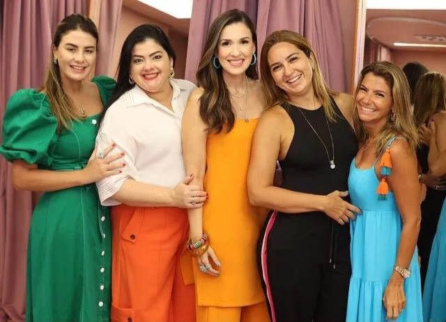 Giuliana Botelho ganha parabéns surpresa da The Closet