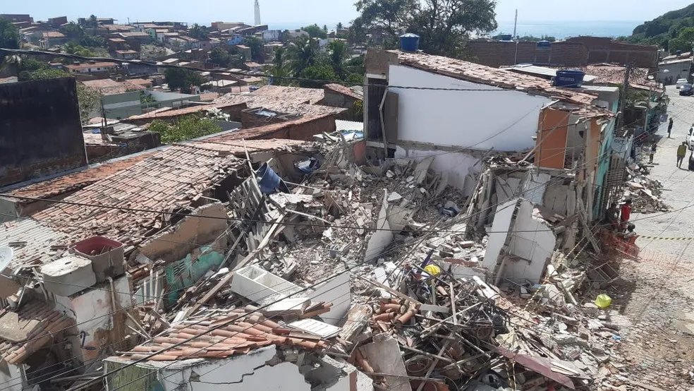 Quatro morrem após explosão e desabamento de casas em Natal