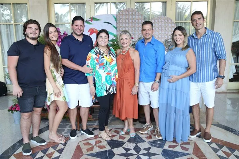 Rosângela Dias e Miguel Filho ganham os parabéns em festa surpresa