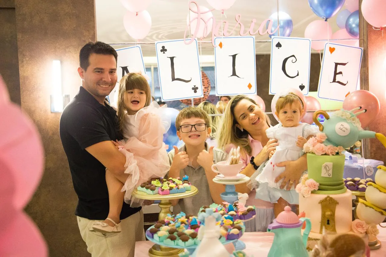 Monique Teófilo e Rennan Menezes festejam um ano da Maria Alice