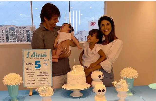 Clarissa Aguiar e Paulo Porto festejam cinco meses da filha Letícia