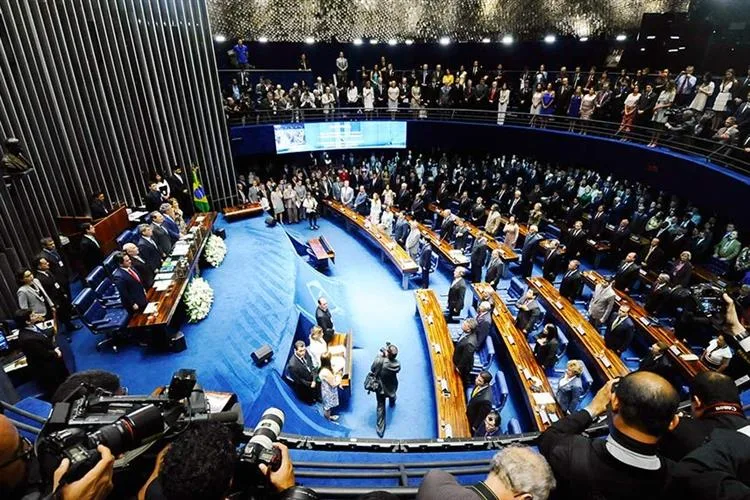 "Prioridades: as deles e as nossas", por Ricardo Amorim