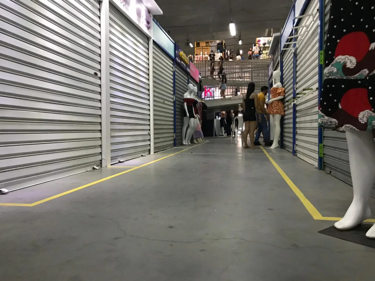 Lojistas do Centro Fashion fecham seus boxes em protesto pelos valores da manutenção