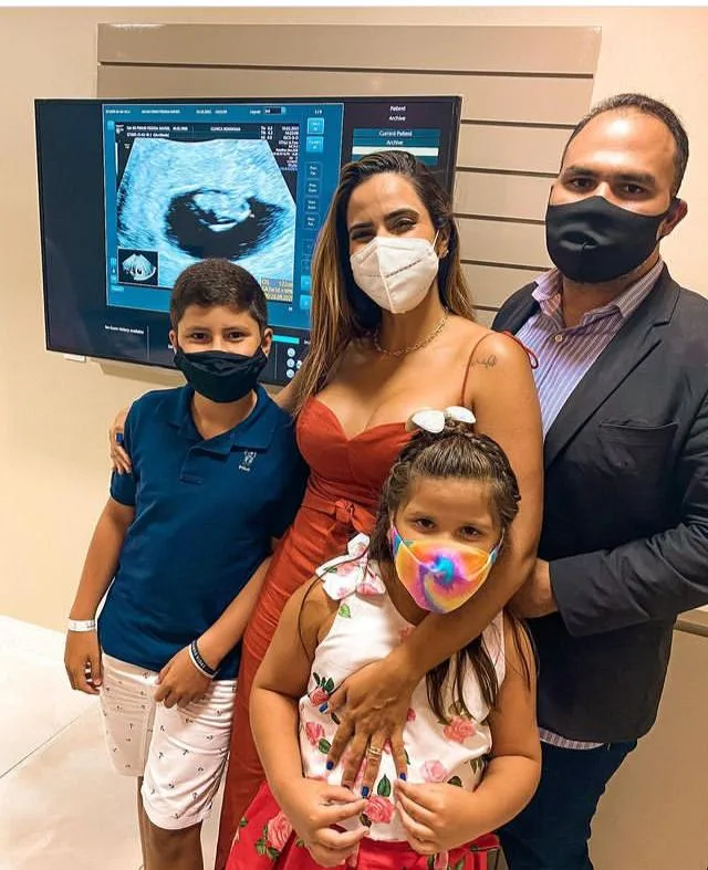 Isa Xavier e Fernando Guanabara recebem o terceiro aviso da cegonha