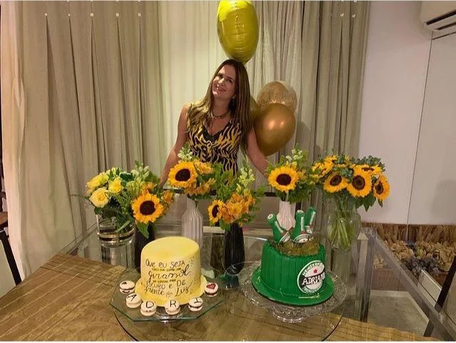 Adriana Bezerra recebe os parabéns em momento intimista