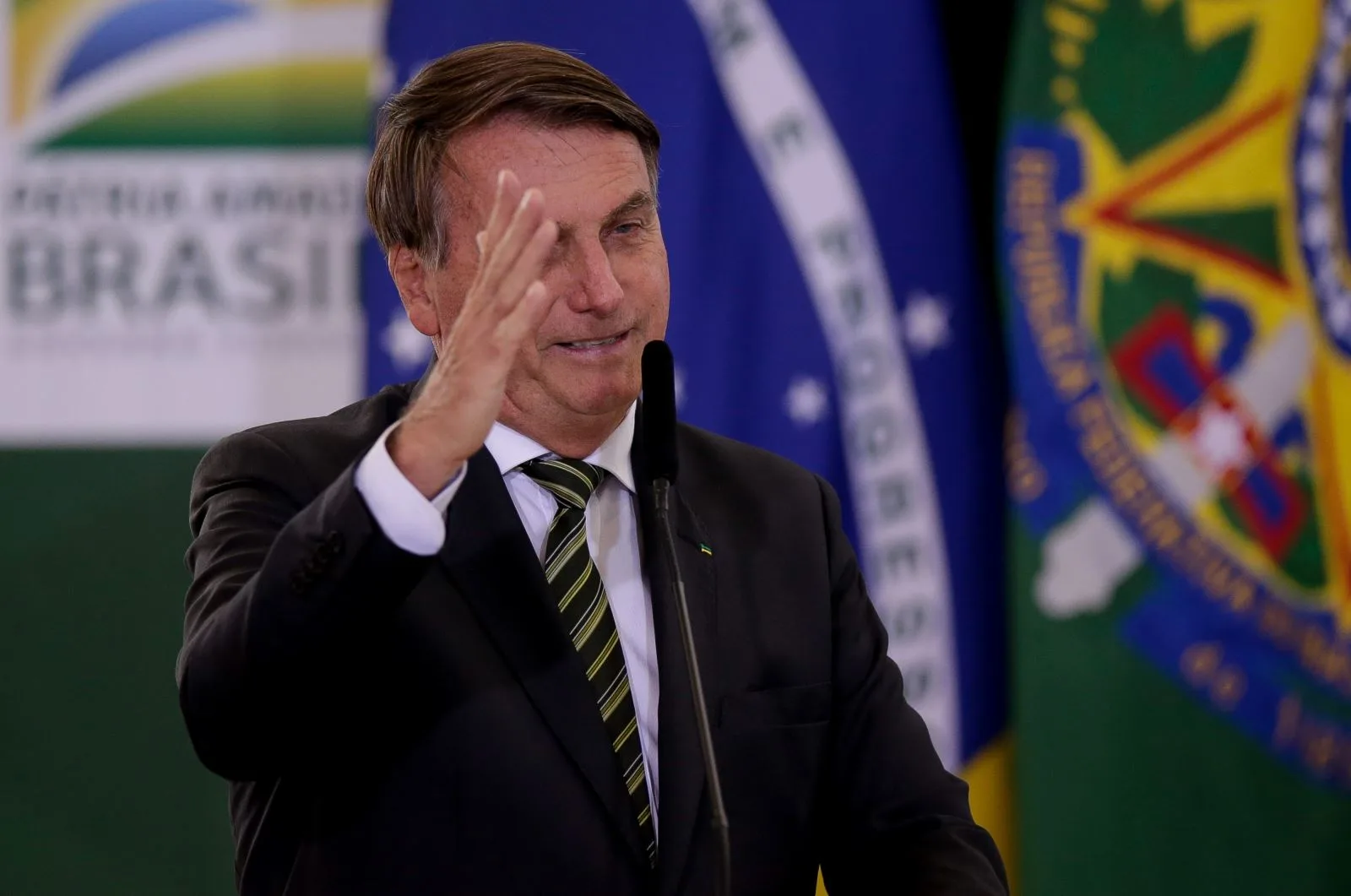 Bolsonaro quer testar spray nasal contra Covid-19 no Brasil